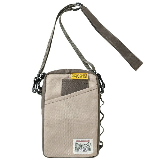『REPURPOSED FOR PURPOSE』 工場に残る廃材を有効活用しアップサイクルしたHARVEST COLLECTION ■カラー：SA/BR ( Safari/Brindle ) ■サイズ：W12xH19xD4cm ※製品によって仕上りサイズに多少の誤差がありますのでご了承下さい。 ■素材：リサイクルポリエステル100％ ■特徴： ・トラベルはもちろんアウトドアーシーンでも使いやすい縦型デザイン ・ファスナー開閉で内側にメッシュ素材のポケット。中身が見やすく細かいものもすっきり収納 ・前面と背面の表地と裏地の間に衝撃吸収のウレタンシートを搭載 ・前面に傾斜のあるポケットと専用カードポケット、背面に携帯サイズのポケット。取り外せるアジャスタブルショルダー付き ・アジャスタブルショルダーを外せばポーチとしても使え、カラビナをつければ他のバックに装着可能 ・軽量で汚れにくいナイロン、ポリエステル素材からアップサイクル ・余材、端材を使用しているため、素材の混率やカラーに個体差が生じます ・C0撥水（生活撥水レベル）※撥水機能は永久的なものではなく、使用や洗濯によって低下することがあります ・PUコーティング ■原産国：ベトナム