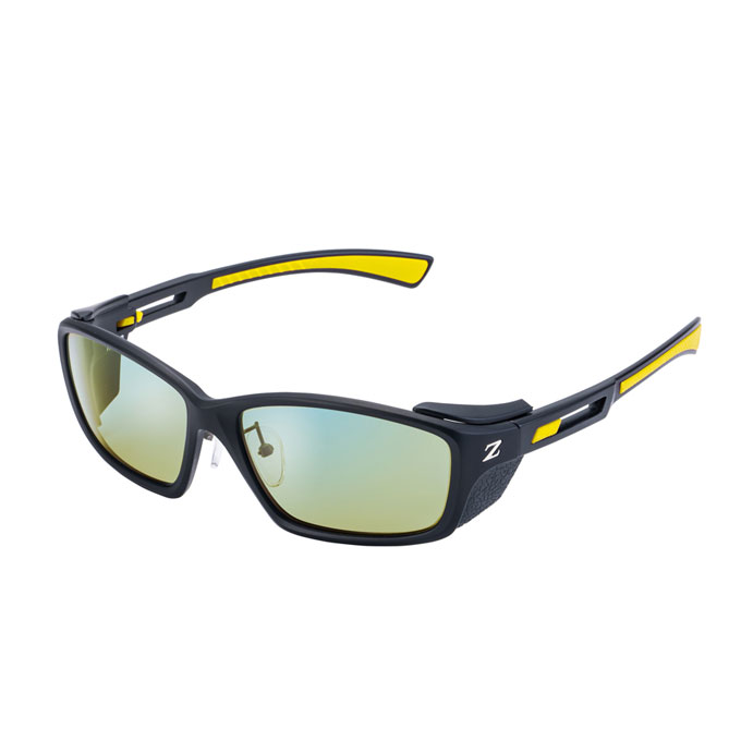 フィールドで没頭するために、風や光を防ぐ屈指の遮光性 両サイドにシボ加工が施された遮光バイザーを装備。 テンプルの開閉に同期して巧妙に格納・展開するバイザーが、顔との隙間を覆うように風雨や波しぶき、光の侵入をブロック。強烈な光線にさらされる環境で目と視界をしっかりと保護。 グローブ着用でも扱いやすいフォルム、キャップやヘルメットを被ったままでも着脱しやすいストレートテンプルを採用。 【レンズ】 EASE GREEN 偏光度90%以上 / 可視光線透過率40% 日陰や曇天でも暗さを感じない。ローライトやウィードエリアに。 早朝や夕暮れ、曇天や雨天などのローライト時でも、明るさを保ちながら快適な視界が得られる。 光量の不足を感じる状況下で水面の反射だけをカットし、高活性時に無駄のないアプローチが可能。背景色と同調するウィードエリアでのサイトにも有効。 ■FRAME：MATTE BLACK/ YELLOW ■LENS：EASE GREEN / BLUE MIRROR ■SIZE：57□17-150(59x38)