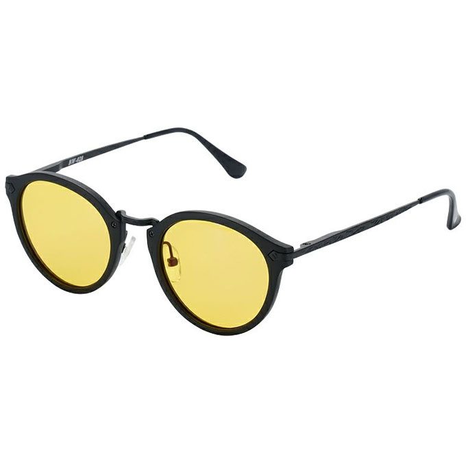 女性や小顔な方にも掛けやすい、小ぶりなラウンドシェイプのユニセックスモデル。クリアな透明感とニュアンスのある色味に調えた、軽やかな樹脂製フロント。 ブリッジやテンプルの金属フレームにあしらわれたレリーフ模様が程良いアクセントに。 バネヒンジの柔軟な着用感と軽さ、カジュアルなデザインでアウトドアから普段使いまで。 【ナイトグラス】 ・可視光線透過率：83% ・99.9%以上UVカット ・レンズ両面に反射防止コート ・ブルーライト/ HEV(380nm～500nm)を76%ブロック ●夜間や悪天候時の運転に 視界の明るさを損なわずに、コントラストを強調して視認性を向上。 白線や路面の起伏が見やすくなり、対向車からのヘッドライトなどの光源の眩しさを軽減。濃霧や吹雪でのホワイトアウト、悪天候でのドライブにもお勧めです。 ●夜の釣りに 夜は日中に比べて周囲の状況や、自分が投げた釣り針もよく見えません。不意にルアーなどが飛来するアクシデントから、大切な眼を保護。 波間のチラつきなどによる目の疲れを和らげます。 ■FRAME COLOR：マットブラック ■FRAME MATERIAL：ナイロン&amp;メタル ■SIZE：Medium ■LENS COLOR：YELLOW ■LENS MATERIAL：ナイトグラス ■LENS COAT：反射防止ARコート ■LENS CURVE：6カーブ