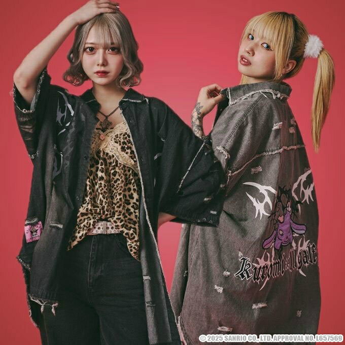 クロミの子分 "バク" が登場！ ピアスがバチバチなイルガルフィーとクロミを背中に乗せてお散歩。 トライバルとダメージ加工でクロミのダークな部分を表現！ 【カラーバリエーション】 BLACK/ GRAY 【着用/中型犬(L)】 BLACK：モデル身長 166cm GRAY：モデル身長 150cm 【Size 中型犬(L)】(cm) 着丈：85/88 身幅：77 袖丈：28 【Size 大型犬(XL)】(cm) 着丈：88/91 身幅：80 袖丈：29 素材：ダンガリー 【商品番号】 152057 【製品お取り扱い上のご注意】 ・この製品は特殊加工をしています。 加工は、永久的なものではなく、着用や洗濯を繰り返すことにより、ひび割れや脱落をおこすことがあります。 ・お洗濯は取り扱い表示をご確認下さい。 ・濡れた状態や強い摩擦により他のものに色移りする恐れがあります。ご注意下さい。 ・乾いた状態で強く擦られると色移りする恐れがありますのでご注意下さい。 ・お洗濯は色落ち,移染の恐れがあります。単独でのお洗濯を推奨しております。 ・お洗濯後は速やかに形を整え干して下さい。 ・濡れたまま他のものと重ねて放置しますと色泣きしたり白いものに色移りすることがありますのでご注意下さい。 ・プリント部への過度の摩擦は避けてください。 ・刺繍の仕上がりは個体差がある場合がございます。予めご了承ください。