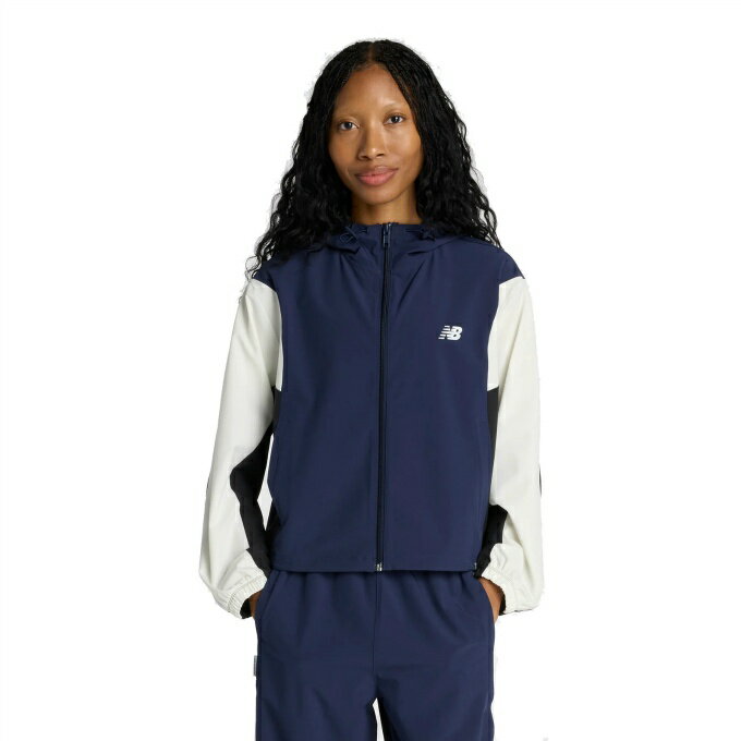 日本人の体型に合わせて開発されたトレーニング向けストレッチウーブンジャケット。カラーブロックとリフレクティブをテーマに、吸汗速乾性に優れたNB Dryを搭載した高ストレッチのウーブン生地が、ドライで快適な着心地を提供。トレンドのゆったりしたリラックスフィットで、スポーツシーンからデイリーまで活躍。左裾に視認性を高めるリフレクティブラベル、ハンドポケット付き。 ■カラー：TNV ( チームネイビー ) ■サイズ：S、M、L、O ■素材：ポリエステル86%、ポリウレタン14% ■特長： ・NB Dry/吸湿速乾機能で身体をドライで快適にキープ。 ・セットアップ/WB61H30Y ■原産国：カンボジア 検索ワード：スポーツウェア トレーニングウェア フィットネスウェア ヨガウェア アウター