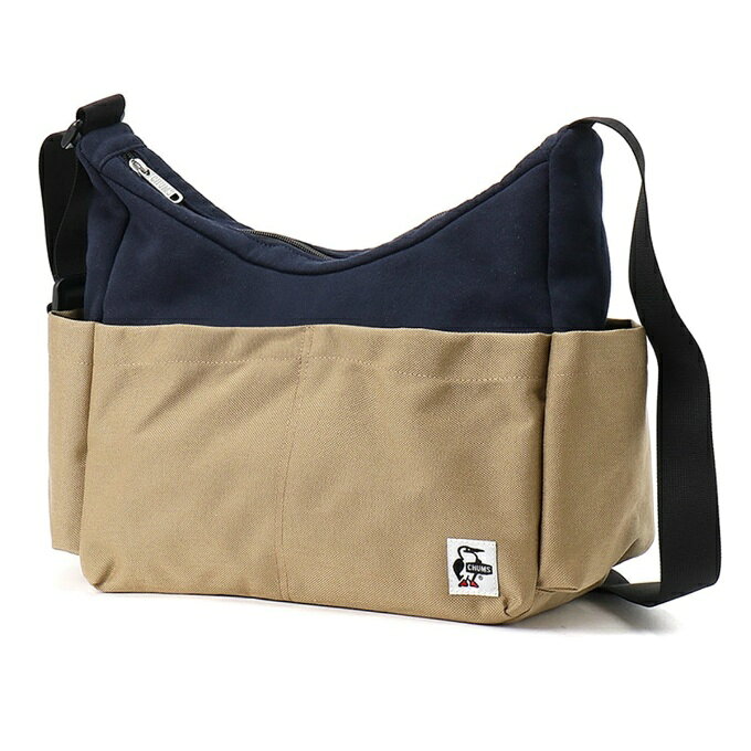 通学用にもおすすめ、教科書が収まる大きめサイズのショルダーバッグ ■カラー：Navy/Beige ■サイズ：H 23 X W 31 X D 12cm ※製品によって仕上りサイズに多少の誤差がありますのでご了承下さいませ。 ■容量：約10L ■素材：Sweat Cotton 70% Polyester 30% Cordura 1000D Nylon100% ■原産国：中国 ■仕様： ・A4、B5サイズ収納可能 ・マチ巾が12cmあり、厚みのあるポーチなども収納可能 ・本体口/ファスナー仕様 ・前面/ポケット×2 ・後面/ポケット ・内側/ポケット×2 ■素材特性： カジュアルなスウェット素材をベースに、負荷のかかりやすい部分には耐久性に優れたナイロン素材を組み合わせた、CHUMS定番のバッグシリーズ。スウェット表面には、撥水・撥油・防汚性能を備えた「Asahi Guard E-SERIES」加工剤を採用し、水や汚れに強く、アウトドアシーンでも安心して使用できます。 検索ワード：バッグ かばん 鞄 ショルダーポーチ 斜めがけ SHLD