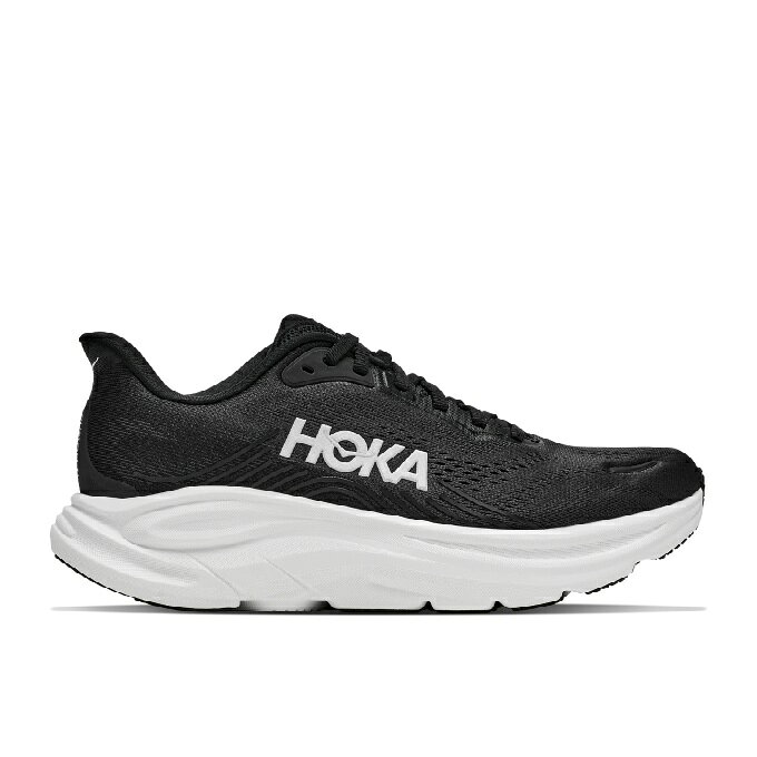 デイリーラン向けの頼れるトレーニングシューズ。Clifton（クリフトン）はHOKAのクッション性を体現する中核モデルとして11シーズンにわたり愛され続けてきました。多くのファンを獲得したオリジナルモデルのスムーズなライド感はそのままに、最新モデルでは、クッション性の高いコンプレッション成型フォームと改良型のメッシュアッパーを融合。リフレクター素材とシリコンタッチポイントでデザインを刷新しつつ、デイリーラン中のタンのズレを抑える二重レースロックも搭載しています。 アッパーを刷新したClifton 11では、改良型のエンジニアードメッシュアッパーと、より柔らかく高級感のあるソックライナーを採用しています。 ■カラー：BWHT ■サイズ：22.0～25.0cm ■足幅：ワイド/ワイズD相当 ■本体重量／耐荷重：231g (24.5cm) ■素材：ポリエステル、熱可塑ポリウレタン、ポリウレタン ■原産国：ベトナム 検索ワード：shoes シューズ 靴 マラソンシューズ トレーニング クッション重視 ジョギング ランニング