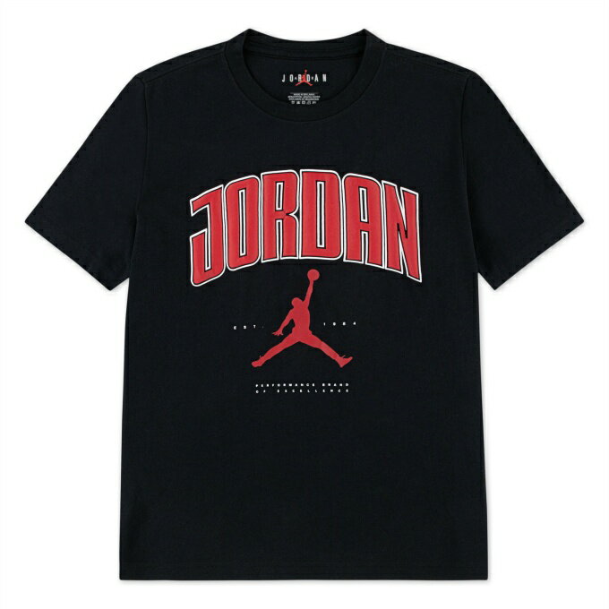 1980年代のカレッジウェアを彷彿とさせる、レトロクラシックなグラフィックTシャツ。アーチ状の「JORDAN」ロゴと象徴的なジャンプマンを中央に大胆に配置ストリートやデイリーウェアとして活躍する一枚です。。パフインクを使い、ロゴにわずかな立...