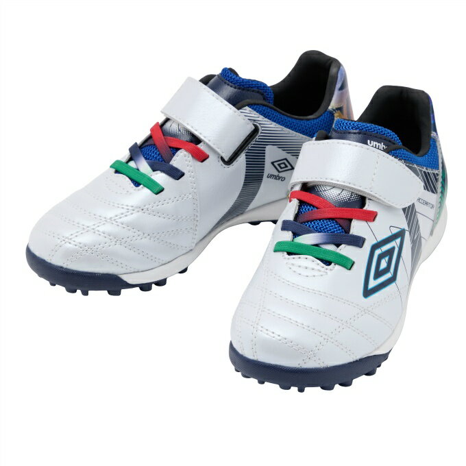 『ACCERATOR』シリーズのスタータープレーヤー向けシューズ。 ■カラー：WHNV ( WHITE/NAVY/NAVY ) ■サイズ：16.0～23.0cm ■素材： アッパー/合成皮革、合成繊維 アウトソール/ゴム底 ■特長： ・ワイド ・日本国内企画のラスト。 ・アンブロが持つフィッティングサポートファンクションのAフレームをグラフィックデザインで表現。 ・インステップキック時のインパクトを意識しやすいプリント加工を採用。 ・104本のラバースタッドでグリップし、屈曲性を考慮したアウトソールを採用。 ・Aフレームプリントデザインを採用。 ・耐久性に考慮した着脱が容易な1本ベルト仕様。 ・アッパー材全体に耐久性のある合成皮革を採用。 ・クッション性と反発性を考慮したインジェクションEVAをミッドソールに採用。 ・取り外し可能なEVAカップインソール。 ・1994年アメリカW杯当時にアンブロを着用していたイングランド、メキシコ、ブラジルそれぞれの国旗のカラーでグラフィックを表現。 ・使用推奨サーフェイス/天然芝、人工芝、土 ■原産国：ミャンマー 検索ワード：サッカーシューズ サッカー トレーニングシューズ トレシュー シューズ 靴 くつ キッズ 子供 ジュニア 子ども 子供用サッカー 少年サッカー サッカートレーニングシューズ