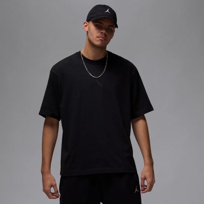 しっかりとした質感のTシャツ。 厚手のコットン素材、ゆったりとしたフィット感、控えめなロゴで、普段着に最適なマストアイテムに仕上げました。 ■カラー：BLACK/BK(010/ブラック/（ブラック）) ■サイズ：S（US-XS）、M（US-S）、L（US-M）、XL（US-L） ■着用感：オーバーサイズフィット/大きめの余裕のある着心地 ■素材：本体/綿 100% ■原産国：ベトナム/中国 ※原産国をお選びいただくことはできません予めご了承ください ■商品詳細： ・ 洗濯機洗い可能 検索ワード：半袖Tシャツ 半袖シャツ 半そで Tシャツ 機能Tシャツ バスケットウェア プラクティスシャツ バスケットボール バスケ ウェア ウエア