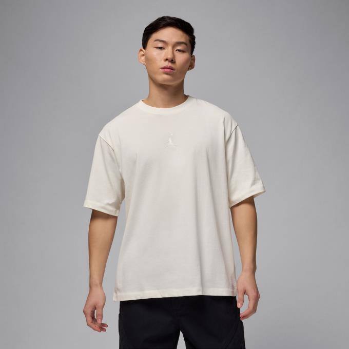 しっかりとした質感のTシャツ。 厚手のコットン素材、ゆったりとしたフィット感、控えめなロゴで、普段着に最適なマストアイテムに仕上げました。 ■カラー：SAIL/SAIL(133/セイル/（セイル）) ■サイズ：S（US-XS）、M（US-S）、L（US-M）、XL（US-L） ■着用感：オーバーサイズフィット/大きめの余裕のある着心地 ■素材：本体/綿 100% ■原産国：中国 ■商品詳細： ・ 洗濯機洗い可能 検索ワード：半袖Tシャツ 半袖シャツ 半そで Tシャツ 機能Tシャツ バスケットウェア プラクティスシャツ バスケットボール バスケ ウェア ウエア