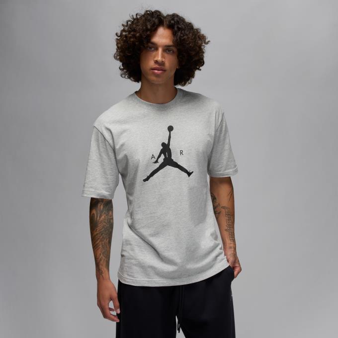 クラシックに勝るものはありません。 快適なコットン素材を使用したこのTシャツは、伝統的なジョーダンのグラフィックを中央に配し、毎日の着用に最適なスタイルに仕上げています。 ■カラー：GY HEATHER(052/グレーヘザー/ブラック) ■サイズ：M（US-S）、L（US-M）、XL（US-L） ■着用感：スタンダードフィット/定番の快適な着用感 ■素材：本体/綿 100% ■原産国：マレーシア/カンボジア/中国 ※原産国をお選びいただくことはできません予めご了承ください ■特長： ・ 柔らかく快適なコットン素材が、一日中快適な着心地を提供します。 ・ フロントに配されたヘリテージ・ジョーダン・グラフィックが、アイコニックな印象を与えます。 ■商品詳細： ・ 洗濯機洗い可能 検索ワード：半袖Tシャツ 半袖シャツ 半そで Tシャツ 機能Tシャツ バスケットウェア プラクティスシャツ バスケットボール バスケ ウェア ウエア