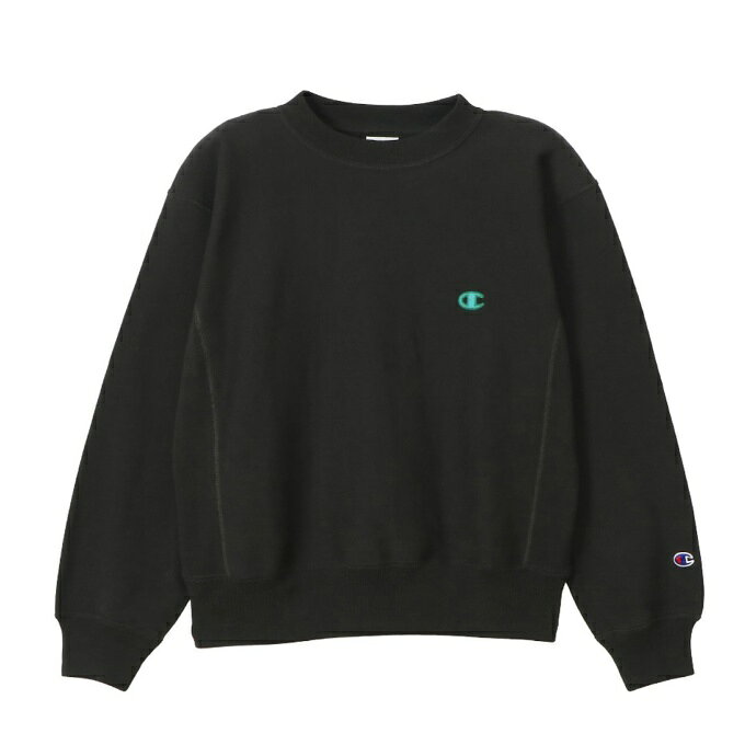 Champion（チャンピオン）のスウェットシャツは、「ザ キング オブ スウェットシャツ」と評されるほど、世界中の多くのファンに愛されてきました。チャンピオンを代表する製法の「REVERSE WEAVE(R)（リバースウィーブ(R)）」。環境に配慮して生産されたサステナブルなアメリカ綿100％の裏毛素材を使用した「REVERSE WEAVE(R) 10oz. French Terry（リバースウィーブ(R) 10オンス フレンチテリー）」シリーズの、柔らかい手触り特長のクルーネックスウェットシャツです。本来は縦方向に使われる生地を横方向に使用する「REVERSE WEAVE(R)」製法によって縦の生地の縮みを防ぐと同時に、両脇に「EXPANSION GUSSET（エクスパンションガゼット）」を付けることで横の縮みへの影響を少なくし、動きやすさに配慮しています。ドロップショルダーにより身幅、肩幅にゆとりを持たせたリラックスフィットで、襟元はリブのガゼット仕様。製品洗い加工により、着用の当初から着慣れた風合いが味わえます。左胸のCロゴはフェルトをチェーン刺繍で縁取ったユニークなデザインで、ボディカラーごとに異なる発色の良い色を展開しています。3シーズン着用できるユーティリティアイテムです。 ■カラー：055(オフブラック) ■サイズ(cm)： M ( 身丈 (cm)/58、身幅 (cm)/54、肩幅 (cm)/50、袖丈 (cm)/55 ) L ( 身丈 (cm)/60、身幅 (cm)/56、肩幅 (cm)/52、袖丈 (cm)/57 ) ※製品によって仕上りサイズに多少の誤差がありますのでご了承下さいませ。 ■素材： Reverse Weave(R) 10oz French Terry コットン100% ■製造国：中国 ■特徴： Garment Wash Reverse Weave(R) Felt Applique USA Grown Cotton 検索ワード：スポーツウェア トレーニングウェア