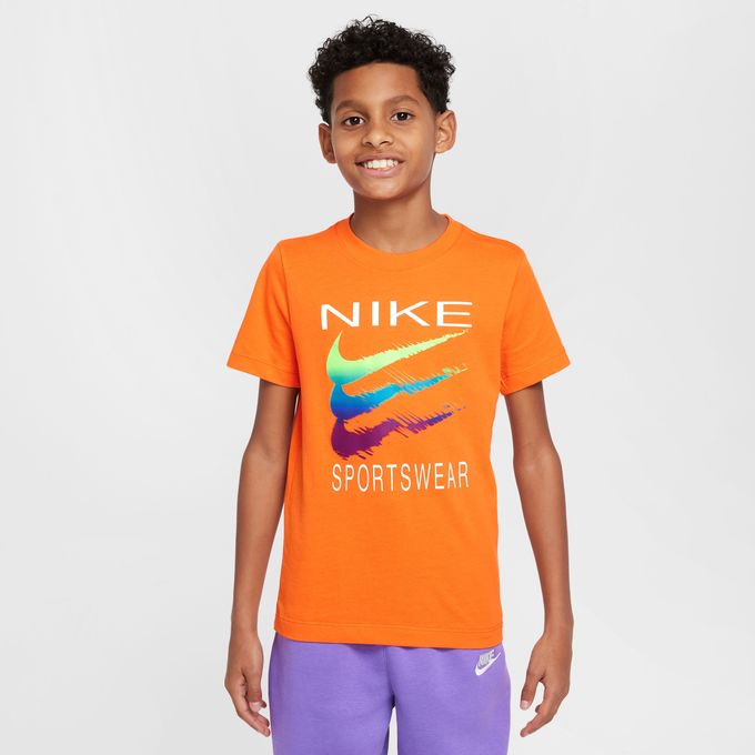 自然に遊びたくなる柔らかく通気性に優れたコットン素材を使用したTシャツ。 ゆったりとしたフィット感で、一日中動き回れるスタイリッシュなデザインです。 ■カラー：819(セーフティオレンジ) ■サイズ：130、140、150、160 ■素材：本体/綿 100% ■原産国：トルコ ■商品詳細 ・ 洗濯機洗い可能 ■スタンダードフィット：定番の快適な着用感 ※商品画像はサンプルのため、若干の仕様変更がある場合がございます。予めご了承下さい。 検索ワード：キッズ 半そで ショートスリーブ