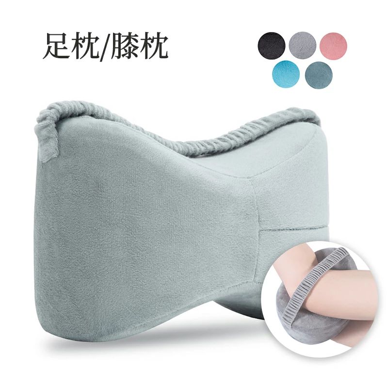 商品名：足枕 サイズ：25.5*18*18cm カバー素材：ポリエステル、マイクロベルベット 枕本体の素材：低反発素材 重量：0.32kg カラー：グレー、ピンク、グリーン、ブラック、ブルー 生産国：中国 坐骨神経痛および股関節痛を軽減でき、足の疲れ・むくみ軽減、腰痛の緩和し、 足や股関節や脊椎を理想的姿勢を保ち、寝返り中に膝が前に倒れないように快適な睡眠を提供します。 高密度低反発ウレタンを採用して、ゆっくり沈み込む適度な柔らかさがあり、,ふんわりとした肌触りは、普通の枕とは比べると、快適さと安定感を提供します。 隠しファスナー付き、カバーは取り外し可能、水洗い可能なので、いつでも清潔に保つことができます。 人間工学に基づいた曲線型足サポートデザイン採用し、 足としっかりフィットして、負担を大幅に軽減します。 適度な硬さでゆっくり沈み込んで、体圧を均一に吸収、分散してくれます。 凹んだ部分に乗せると自然な形になって、姿勢が安定しやすいです。 圧迫を防ぐだけでなく、足の重さを感じず快適に眠れます。 弾性あるリボンで枕を足から落ちることを防止できます。 違和感なくて簡単に足につけます。カバーは柔らかいポリエステルを使って、 ふっくらとした仕上がりに！サラサラして、肌触りが優しいです。 ◆マタニティ、妊婦さん、出産前、産後の方はもちろん、男性、年配の方、お子さんも安心してお使いいただけます。プレゼント、ギフトにも最適。 ◆モニターにより色の見え方が実際の商品と多少異なることがございます。あらかじめご了承くださいませ。 ◆輸入商品について、ご存知の通り海外の工場での縫製は日本の工場と比べますと、縫製の見劣り・糸のほつれ、製造過程における小さなキズ、シミなどが見られる場合がございますが、不良品ではございません。出荷時にすべての商品を検品しておりますが、予め上記点ご了承下さい。 ◆ご購入前に、【サイズ】・【カラー】・【価格】・【数量】・【お客様情報】等、ご注文内容にお間違いがないか必ずご確認ください。 不良品についての説明基プいで掲載しています"