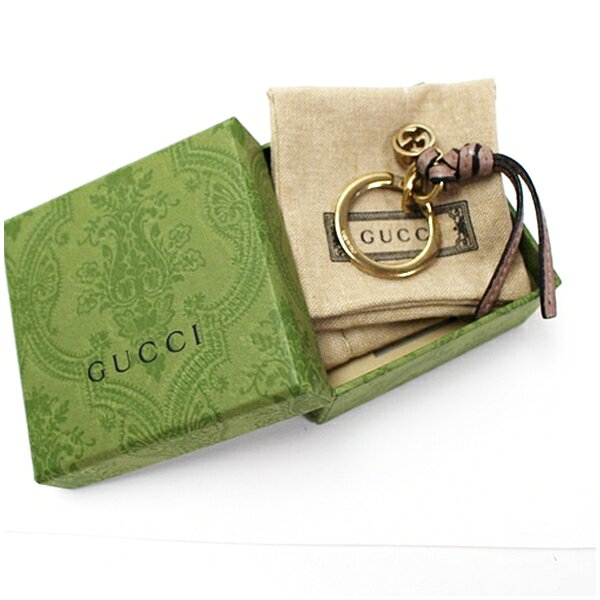 商品の詳細 商品名 グッチ Gチャーム付き ストラップ キーリング ゴールド×ベージュ 中古 ABランク GUCCI シリアル サイズ 【実寸】 全長 12センチ キーリング 直径3.5センチ カラー ゴールド×ベージュ 素材 レザー 商品ランク ABランク 状態 グッチのロゴチャームがついたキーリングです。ロゴの刻印入りのツイストキーリングがお洒落さを演出しています。 【状態】紐若干クセ、金属部分小傷とスレ 【特記事項】・若干使用感はございますが、機能的破損はなく、まだまだお使い頂ける商品です。 ・付属品/保存袋・箱 お問合せ番号 59477 ブランド品ランク表 Sランク 新品同様でほとんど傷がなく綺麗な状態。未使用品。 Aランク 状態が比較的よいもの。目立つ傷や汚れのないもの。 Bランク 中古品で使用感が感じられるもの。小さい傷があるもの。 Cランク かなり使用感があり、目視して傷が確認できるもの。 Dランク 大きな傷があり、リペアが必要になるもの。 ＊ランク表は状態判断の参考にして下さい。 広告文責 販売元 株式会社向日葵 住 所 〒336-0031 埼玉県さいたま市南区鹿手袋3-26-8 グラシアリノ武蔵浦和102号 電話番号 048-789-6633 備 考 当社では、ルイヴィトンをはじめ、エルメス シャネル コーチ セリーヌ グッチ ランバン バーバリー ブランドネクタイなど、レディース メンズ のブランドを格安にて販売しております。D260731y
