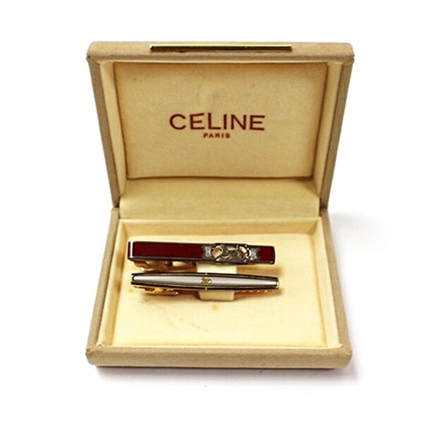 商品の詳細 商品名 セリーヌ ネクタイピン 2本セット 中古 ABランク CELINE シリアル サイズ 【実寸】 ・縦0.5センチ 横5センチ ・縦0.7センチ 横5センチ カラー 写真でご確認ください。 素材 商品ランク ABランク 状態 セリーヌの馬車モチーフとロゴ柄をあしらったネクタイピンの2本セットです。シンプルながら存在感のあるデザインです。 【状態】・ケース付き 側面小傷 ・ケースなし やや変色、側面メッキはがれ、金具小傷 【特記事項】・少しダメージはありますが、まだまだご使用いただける商品です。 ・付属品/ケース1 お問合せ番号 59932 ブランド品ランク表 Sランク 新品同様でほとんど傷がなく綺麗な状態。未使用品。 Aランク 状態が比較的よいもの。目立つ傷や汚れのないもの。 Bランク 中古品で使用感が感じられるもの。小さい傷があるもの。 Cランク かなり使用感があり、目視して傷が確認できるもの。 Dランク 大きな傷があり、リペアが必要になるもの。 ＊ランク表は状態判断の参考にして下さい。 広告文責 販売元 株式会社向日葵 住 所 〒336-0031 埼玉県さいたま市南区鹿手袋3-26-8 グラシアリノ武蔵浦和102号 電話番号 048-789-6633 備 考 当社では、ルイヴィトンをはじめ、エルメス シャネル コーチ セリーヌ グッチ ランバン バーバリー ブランドネクタイなど、レディース メンズ のブランドを格安にて販売しております。D261008z