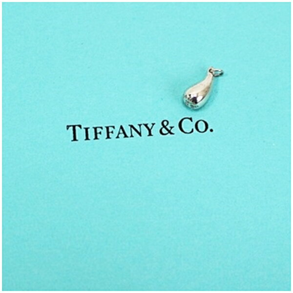 商品の詳細 商品名 ティファニー ペンダントトップ ティアドロップ シルバー925 中古 ABランク TIFFANY&Co シリアル サイズ 実寸 モチーフ 横0.5センチ 縦1.5センチ 厚み0.5センチ 重さ 1.6g カラー シルバー 素材 シルバー925（925刻印あり） 商品ランク ABランク 状態 シンプルでアイコニックなデザインが印象的なペンダントトップです。 スタイルや雰囲気などを選ぶことなく、長くご愛用していただけます。 ワンランクアップしたスタイリングにぴったりです。 【状態】小傷とスレ少し 【特記事項】・僅かにダメージがありますので贈り物には向きませんが、ご自身用には十分お使い頂けます。 ・磨きは済んでおりますが、取り切れない汚れもございます。ご了承ください。 ★こちらの商品はネコポス対応で送料無料ですが、ポスト投函となります。配送に3〜7日かかります。 ★宅急便をご希望の場合は、備考欄に「宅急便希望」とお書き添え下さい。また、送料800円が別途掛かりますので、ご了承下さい。 お問合せ番号 53752 ブランド品ランク表 Sランク 新品同様でほとんど傷がなく綺麗な状態。未使用品。 Aランク 状態が比較的よいもの。目立つ傷や汚れのないもの。 Bランク 中古品で使用感が感じられるもの。小さい傷があるもの。 Cランク かなり使用感があり、目視して傷が確認できるもの。 Dランク 大きな傷があり、リペアが必要になるもの。 ＊ランク表は状態判断の参考にして下さい。 広告文責 販売元 株式会社向日葵 住 所 〒336-0031 埼玉県さいたま市南区鹿手袋3-26-8-102 電話番号 048-789-6633 備 考 当社では、ルイヴィトンをはじめ、エルメス シャネル コーチ セリーヌ グッチ ランバン バーバリー ブランドネクタイなど、レディース メンズ のブランドを格安にて販売しております。D240123y