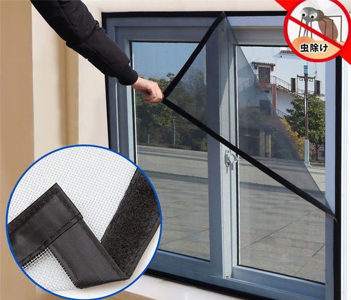 使用方法： 1、窓枠をきれいに拭く。 2、窓枠にフックを貼る 3、網戸のループ部分を窓枠のフックに合わせて取り付け完成する