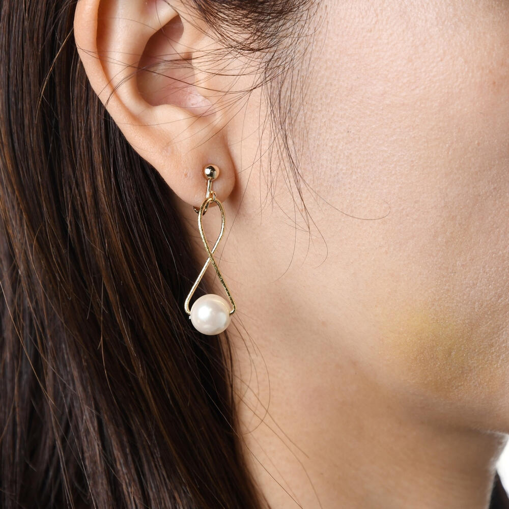 【小型宅配】メタルパールツイストイヤリング