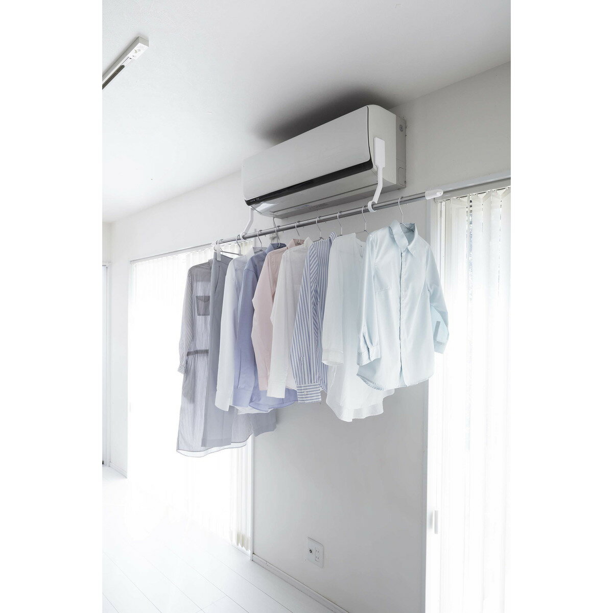 【ブラックフライデー限定クーポン配布中】フィルムフックエアコン室内物干しポールホルダー タワー ホワイト 山崎実業 yamazaki おしゃれ オシャレ シンプル tower 部屋干し 洗濯 収納 梅雨対策 乾く
