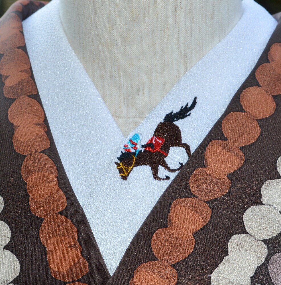 ダービー　午　競馬　刺繍　生き物好き必須アイテム　馬☆ワンポイント半襟