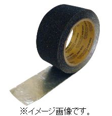 ＜仕様＞ ●粘着力:15N/20mm ●色:ブラック ●幅(mm):50 ●長さ(m):5 ●厚み(mm):1.0 ●質量:300g ＜特長＞ ●簡単な施工ですべり止め対策が行えます。 ＜用途＞ ●屋内・屋外兼用。 ●段差、ステップ、脚立などのちょっとしたところのすべり止めに。 ＜材質・仕上げ＞ ●基材:アルミ ●粘着剤:アクリル系 ●砥粒:鉱物粒子