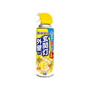 ◆商品名：アース製薬 虫こないアース 玄関灯・外壁に 450mL × 2本 原産国:日本 商品紹介 使用前に必ず製品表示を読み、十分理解した上で使用してください。定められた使用方法を守ってください。皮膚、飲食物、食器、子供のおもちゃ、観賞魚・小鳥などのペット類、飼料、植物にかからないようにしてください。植物に直接かかると薬害がでる場合があります。アレルギーやかぶれなどを起こしやすい体質の人、喘息の症状のある人は、薬剤を吸い込んだり、触れたりしないでください。家具、建具、大理石や御影石等の石材や自動車などの塗装面に薬剤がかからないようにしてください。壁、塀などに使用する場合、変色、シミの恐れがあるので、試し噴射して状態を確認してから使用してください。外灯・玄関灯に使用する場合は、照明を消してから使用してください。電球に直接噴射しないでください。30秒以上連続噴射しないでください。人体に向かって噴射しないでください。また、噴射気体を吸入しないでください。噴射中は喫煙、飲食等はしないでください。薬剤が皮膚についた場合は、石けんを用いてよく洗ってください。また、目に入った場合は、直ちに水でよく洗い流してください。万一、身体に異常が起きた場合は、直ちに本品がピレスロイド系の殺虫剤であることを医師に告げて、診療を受けてください。換気してください。直射日光や火気を避け、子供の手の届かない涼しいところに保管してください。缶のサビを防ぐため、水周りや湿気の多い場所には置かないでください。本品は使い切ってから捨ててください。捨てるときは、風通しが良く、火気のない屋外で、風下に向かって人にかからないように噴射レバーを引き、噴射音が消えるまでガスを抜いて、各自治体の定める方法に従って廃棄してください。その際、噴射レバーを引いたまま、スプレー側面の孔につまようじ等を差し込むと、噴射レバーがロックされて最後までガスを抜くことができます。 玄関灯や外壁にスプレーしておくだけで、光に集まる害虫をよせつけません。 イヤな害虫に優れた虫よけ、殺虫効果を発揮。ジェット噴射で、高いところもらくらく処理できる。 害虫に直接スプレーして殺虫もできます。無香料タイプで、使用後のニオイはありません。虫よけ効果は約2ヵ月持続(使用環境により異なります)。 撥水成分シリコーン配合で、雨にも強く、汚れがつきにくい。 適用害虫はガ、羽アリ、ユスリカ、カメムシ、ウンカ、ヨコバイ、チョウバエ、ブユ(ブヨ)、アブ、ハチ。 原材料・成分 シフルトリン、フェンプロパトリン(ピレスロイド系)、高圧ガス(LPガス、DME)