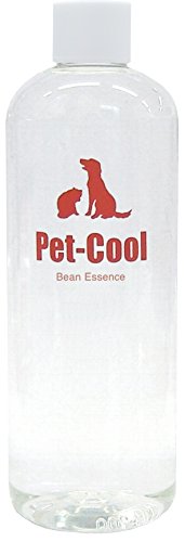 ◆商品名：ペットクール（Pet-Cool） 虫よけ 詰替え 300ml ダニやノミ・虫から守ります 天然成分でノミ・ダニの付着を抑制し、安心してお使いいただけます。 嗅覚の敏感な動物に適しています。 安全性にこだわった、無臭の虫除けスプレー 薬品ではなく大豆エキスの成分でできているため臭いがなく、舐めても安心です。 商品の説明 天然成分でノミ・ダニの付着を抑制し、安心してお使いいただけます。 嗅覚の敏感な動物に適しています。 ●お散歩前や後に ●カーペットや毛布、ベッドなどに ●紫外線予防に 安全性にこだわった、無臭の虫除けスプレー 薬品ではなく大豆エキスの成分でできているため臭いがなく、舐めても安心です。 【使用方法】 からだ全体にスプレーし、よくなじませブラッシングしてください。 カーペットやクッションなどの布製品にもお使いいただけます。 【使用上の注意】 ●忌避継続時間は約10時間程ありますが『Pet-Cool Body ＆ Care』を使用すると効力を落としてしまいます。 ●浮遊物が見受けられる場合もございますが、品質上問題ございませんので、振ってご使用ください。 ●高温多湿での保管また直射日光を避けてください。 ●医療目的のご使用はご遠慮ください。 ●過度の大量使用・目・口に入れる行為はお止めください。 ●お肌、体質に合わない場合はご使用をお止めください。 【消費期限】 　開封後、常温で1年間 【主成分】 高濃度活性水素水、穀物抽出エキス、天然キトサン、シルクプロテイン 【内容量】 300ml 原材料・成分 自然水100%（高濃度活性水素水）、穀物抽出エキス、天然キトサン、シルクプロテイン