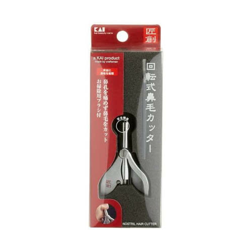 安全に鼻毛を処理！ 鼻孔を痛めず鼻毛をカット お掃除用ブラシ付き 『使用方法』 ●先端部を鼻孔に入れ、レバーを繰り返しプッシュすると刃が回転して鼻毛をカットします。 ●あまり奥に入れないで少し上下させるようにカットして下さい。 ●カッターを鼻孔から出すときは、刃を回転させながら出して下さい。刃を回転させていない状態で引き出すと、鼻毛が引っかかる場合があります。 『取り扱い上の注意』 ●乳幼児の手の届かない安全な場所に保管してください。 ●鼻毛カット以外には使用しないでください。 ●この商品は水洗いしないでください。サビることがあります。 『品質』 外軸：鉄（クロムメッキ仕上） 内軸：ステンレススチール MADE IN JAPAN