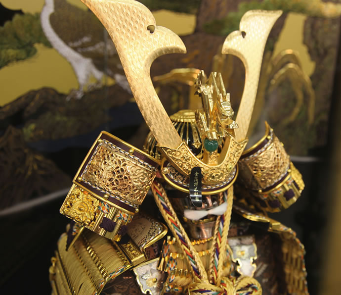 利光監製 彫金仁王大鎧 正絹緋縅 10号 新松鷹塗二曲(金)屏風