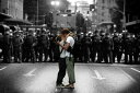 抗議のキス ポスター 91.5×61cm 木製アートフレーム付 Protest Kiss
