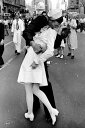 ポスター 勝利のキス　Kissing on VJ Day - Times Square, May 8th, 1945 PAPERサイズ 91.5×61cm IMAGEサイズ 91.5×61cm 額外寸 97.2×66.7cm フレーム(額) 木製素材　　※ブラック・ブラウン・ナチュラル・ホワイトウッド・スルーホワイトからお選び頂けます。 補足 軽くて頑丈な木製フレームが大切なポスターをしっかりと保護、表面の透明フィルムが埃や破れをガード、作品の魅力を一層惹き立てます。尚、ポスターは額装して発送いたしますので、そのまま飾っていただけます。 一部地域について お届け先が沖縄及び離島の場合は、別途追加送料が発生致します。『勝利のキス』（V-J Day in Times Square）とは、写真家のアルフレッド・アイゼンスタットが1945年8月14日に撮影した、看護婦と水兵がキスをしている瞬間をとらえた写真。この日、枢軸国陣営で最後まで残っていた主要交戦国である日本のポツダム宣言受諾がアメリカ合衆国民に伝えられ、大衆がタイムズスクエアで第二次世界大戦終結を喜び合っている中で撮影された。