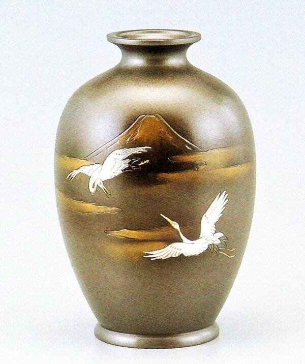 高岡銅器の銅製花瓶 新夏目形 富士鶴8号 材質 銅製 寸法 直径16.5×高25cm 付属 化粧箱 高岡銅器とは 芸術と文化を凝縮した美術工芸品「高岡銅器」。名匠の情熱によって吹き込まれた魂と、特有の風合い。四世紀という歴史と伝統に培われた...