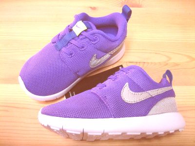 ★【NIKE】ベビーシューズ ★ローシ　ワン　TDV （ハイパーグレープ） ★74942-505 ★カラー：カラー：505（ハイパーグレープ）　 ●全面メッシュ。超軽量で高い通気性をもったベビーシューズ。 ■■超軽量で高い通気性。 ■ドレスアップしてもカジュアルダウンにも、ウォーキングにもリラックスにも、履く人次第の多用途なシューズ。 ■アッパーがスタイリッシュで、優れた耐久性を発揮。 ■履き口のクッションが足首周りを保護。軽量ながら衝撃吸収性に優れ、耐久性の高いEVAフォームアウトソール。 ★メ　￥4500本体価格＋消費税額 ★お値打ち価格　　￥3600（税別）　ナイキ　ローシ　ワン　TDV　■　74942-505■ハイパーグレープ