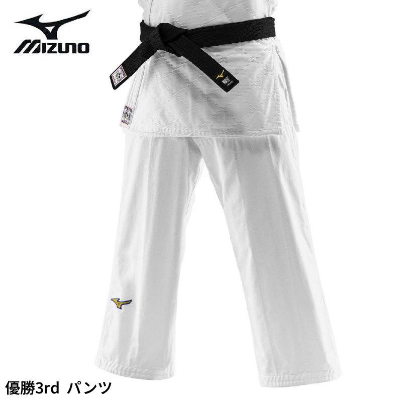 ★【MIZUNO】柔道着　優勝3rd IJFモデル　下衣 22JBAA1801 ★IJF公認マークつき ★全柔連・IJF（国際柔道連盟)モデル柔道衣 ■中高生選手用モデル。IJF公認！ ★各サイズ同一価格です。 ★下衣のみ。お対の上衣は、別出品しています。上下御希望の場合、同梱で、買い物かごにお入れください。 　 ★Y体B体、在庫のないサイズ、御希望の場合、事前に質問でご連絡いただけば、在庫を増やします。 ■メ＠￥8，800　(税込)の品 ★お値打ち特別価格　　￥7，400　税込　送料込 ■■東海、関東、北陸、関西　は、契約業者佐川急便発送。その他地域は、日本郵便定形外規格外発送させていただきます。（定形外郵便は基本的にはポスト投函になりますが、ポストに入らない大きさのものは手渡しでのお届けになります。ご不在の場合、お荷物は配達員が持ち帰り、ポストに不在票が入りますのでご確認ください。 現在　日本郵便の、土日祭日配達は、ありません。） -------------------------------------------------- 素材 下衣　綾織地　晒：綿70％・ポリエステル30％ サイズ 0号、1号、1.5号、2号、2.5号、3号、3.5号、4号、4.5号、5号、5.5号、　1.5Y号、2Y号、2.5Y号、3Y号、3.5Y号、4Y号、4.5Y号、　2B号、2.5B号、3B号、3.5B号、4B号、4.5B号 カラー ホワイト 原産国 中国製 ---------------------------------------------- ■■さまざまな刺繍に対応させていただきます。 ■刺繍、ゼッケンカテゴリーで、ご確認御願いいたします。MIZUNO　柔道衣　 下衣　優勝　　22JBAA1801　ミズノ