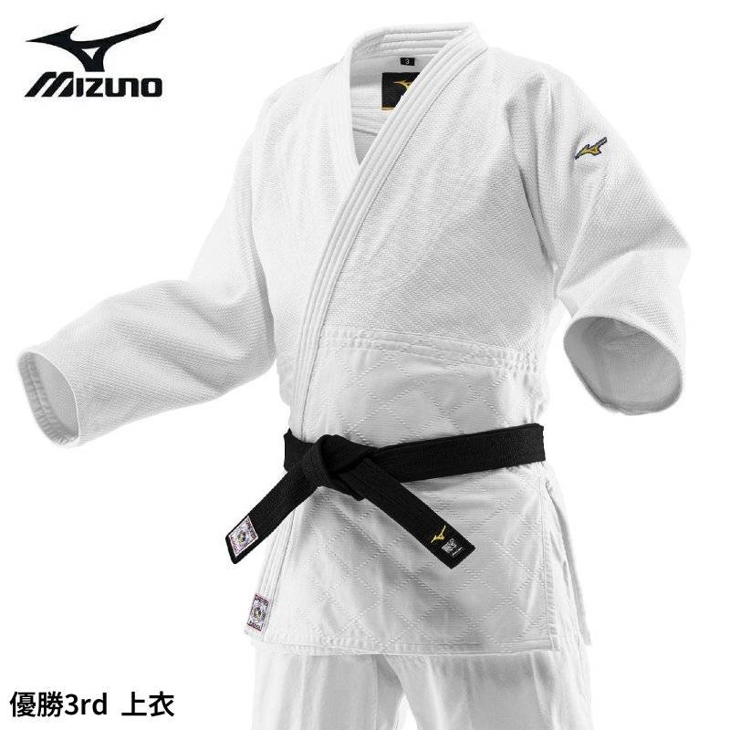 ★【MIZUNO】全柔連・IJF（国際柔道連盟)モデル柔道衣 ■中高生選手用モデル。IJF公認取得 ★IJF公認マークつき ★【MIZUNO】柔道■上衣/優勝■IJFモデル■22JAAA1801■各サイズ ★優勝　、中高生選手用モデル。IJF公認取得。 ★各サイズ同一価格です。 ★上衣のみ（帯は、ついていません。）お対の下衣は、別出品しています。上下御希望の場合、同梱で、買い物かごにお入れください。 　 ★Y体B体、在庫のないサイズ、御希望の場合、事前に質問でご連絡いただけば、在庫を増やします。 ■メ＠￥15，950(税込)の品 ★お値打ち特別価格　　￥12，700　　税込　送料無料 ●沖縄、離島　契約業者佐川急便で、中継料のかかる地域については、別途￥1，000申し受けます。（’変更時確認メール差し上げます。） -------------------------------------------------- 素材 上衣：背継二重織　晒　綿70％・ポリエステル30％　 サイズ　 0号、1号、1.5号、2号、2.5号、3号、3.5号、4号、4.5号、5号、5.5号、　2.5Y号、3Y号、3.5Y号、4Y号、4.5Y号、　3B号、3.5B号、4B号、4.5B号 カラー ホワイト 原産国 中国製 ---------------------------------------------- ■■さまざまな刺繍に対応させていただきます。 ■刺繍、ゼッケンカテゴリーで、ご確認御願いいたします。MIZUNO　　柔道衣 上衣　優勝3rd　IJFモデル　22JAA1801　