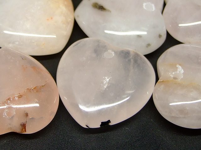 64921　　今月の半額 わけあり ローズクォーツ 紅水晶 25mm×24mm 1個売り 穴あり ペンダントトップ ネコポス送料無料 天然石 パワーストーン