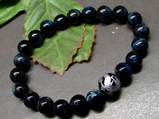 g3-2082B　　今月の半額 わけあり 8mm ブルータイガーアイ 青虎目石 10mm タイガーアイ 龍 銀彫り ブレスレット 内径調節可 ポーチ付き 送料無料有 天然石 パワーストーン