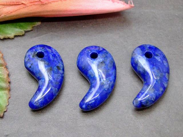 Genuine, Semi-Precious Stones - 49534G　　31mm×17mm AA 勾玉 1個売り ソーダライト ネコポス送料無料 天然石 パワーストーン
