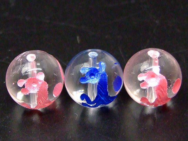 ※画像のものをお送りします。 オリジナルアクセサリー作りに是非どうぞ〜〜（m−m） ※新品ですが、へこみ・傷など見られる為、わけあり商品として格安にご提供しております。 ご了承の上ご購入くださいませ。 素材 天然石 サイズ・重さ 約：重さg　玉径14mm・±0.5mm　3粒セット（ピンク彫×2粒、青彫×1粒） ※ 多少の誤差はご了承下さい。
