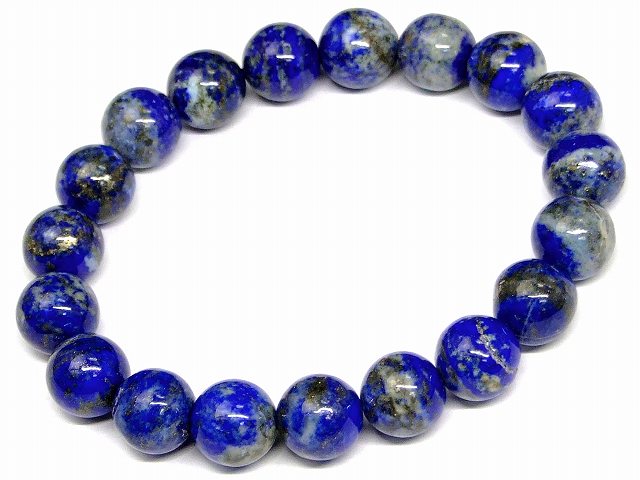 ※画像と同品質のものをお送りします。 オリジナルアクセサリー作りに是非どうぞ〜〜（m−m） ポーチに入れた状態で発送いたしますので、そのままプレゼントとしてご利用頂けます。 素材 天然：ラピスラズリ サイズ・重さ 約：重さg　玉径10mm・±0.5mm　内径17cm(ゴムは伸縮可) 　※ 多少の誤差はご了承下さい。最強の幸運をもたらす聖なる石 美しい群青色は夜空を、散りばめられた金色は星を意味し、天を象徴する石として崇められ、世界各地の神話にもよく登場しています。 持ち主に災いが迫っているときや健康を害しているとき、色を曇らせて知らせる効果があるといわれています。 目先の幸福だけを運んでくるだけではなく、持ち主が本当の意味で成長できるように、試練をあたえることがあります。 持ち主を本当の意味で磨いてくれる奥深いパワーを持っています。