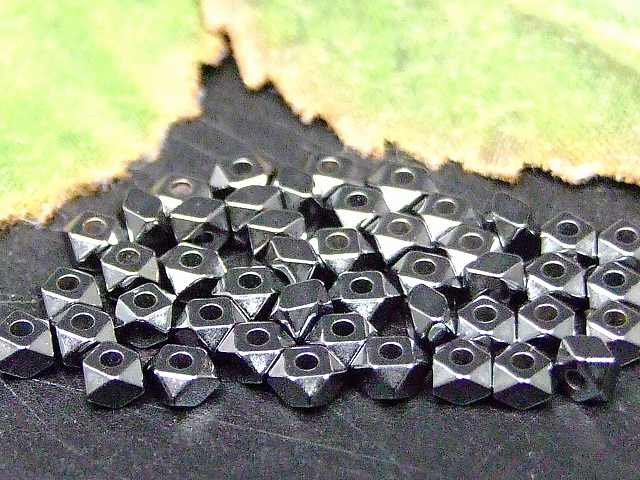 68509A　　ヘマタイト 3mm×2mm AA カット 10粒セット 磁気なし 磁無 四角 キューブ ネコポス送料無料 天然石 パワーストーン