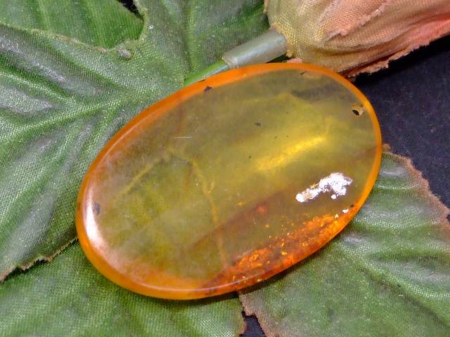 67676　　今月の半額 わけあり 虫入り アンバー 琥珀 44mm×26mm 1個売り ルース 裸石 穴あり ペンダントトップ 送料無料 メキシコ産 天然石 パワーストーン