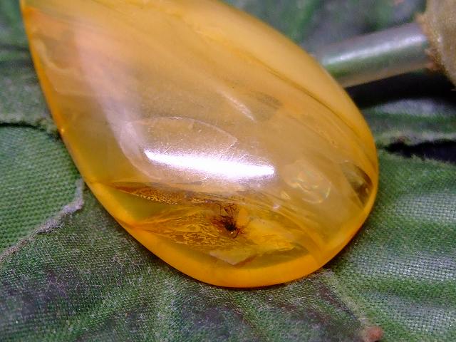 67685　　虫入り アンバー 琥珀 35mm×20mm 1個売り ルース 裸石 穴あり ペンダントトップ 送料無料 メキシコ産 天然石 パワーストーン