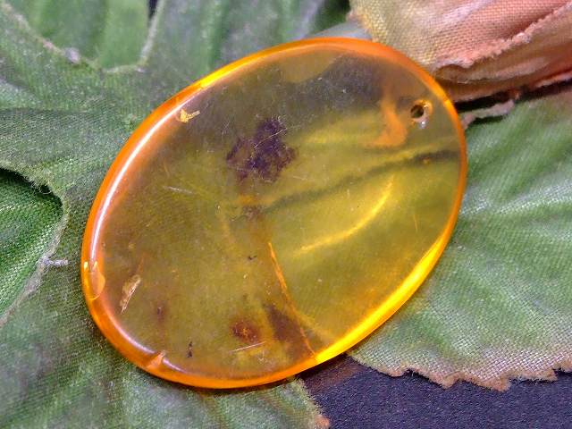 67690　　今月の半額 わけあり 虫入り アンバー 琥珀 35mm×25mm 1個売り ルース 裸石 穴あり ペンダントトップ 送料無料 メキシコ産 天然石 パワーストーン