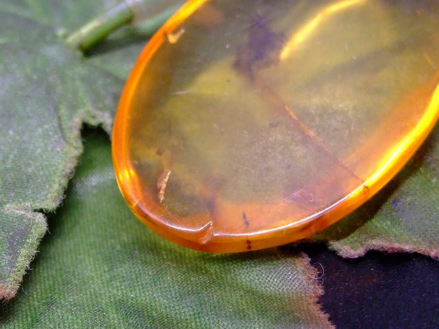 67690　　今月の半額 わけあり 虫入り アンバー 琥珀 35mm×25mm 1個売り ルース 裸石 穴あり ペンダントトップ 送料無料 メキシコ産 天然石 パワーストーン