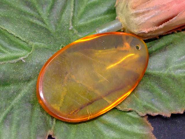 67691　　虫入り アンバー 琥珀 40mm×24mm 1個売り ルース 裸石 穴あり ペンダントトップ 送料無料 メキシコ産 天然石 パワーストーン