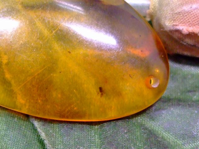 67691　　虫入り アンバー 琥珀 40mm×24mm 1個売り ルース 裸石 穴あり ペンダントトップ 送料無料 メキシコ産 天然石 パワーストーン