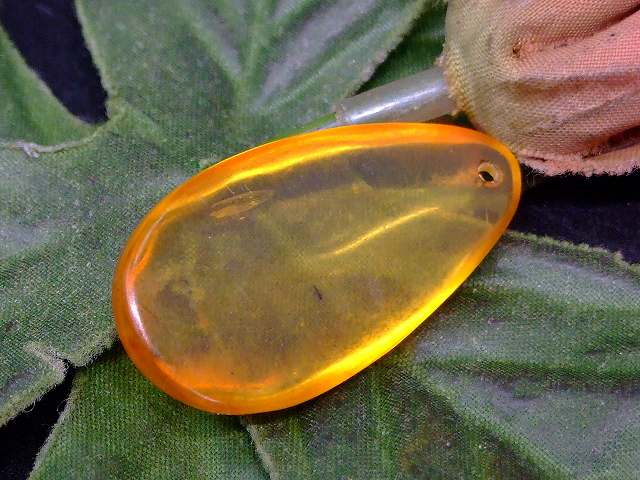 67711　　虹入り 虫入り アンバー 琥珀 32mm×18mm 1個売り ルース 裸石 穴あり ペンダントトップ 送料無料 メキシコ産 天然石 パワーストーン