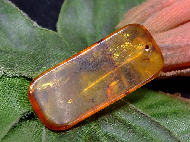 67702　　今月の半額 わけあり 虹入り 虫入り アンバー 琥珀 33mm×14mm 1個売り ルース 裸石 穴あり ペンダントトップ 送料無料 メキシコ産 天然石 パワーストーン