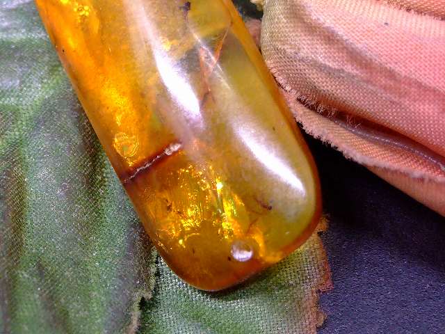 67702　　今月の半額 わけあり 虹入り 虫入り アンバー 琥珀 33mm×14mm 1個売り ルース 裸石 穴あり ペンダントトップ 送料無料 メキシコ産 天然石 パワーストーン