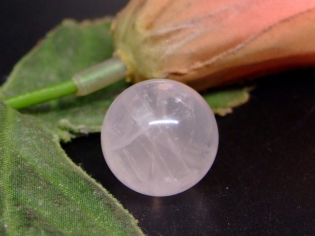 67783　　虹入り ディープローズクォーツ 16mm 4A 1粒売り 送料無料 マダガスカル産 天然石 パワーストーン