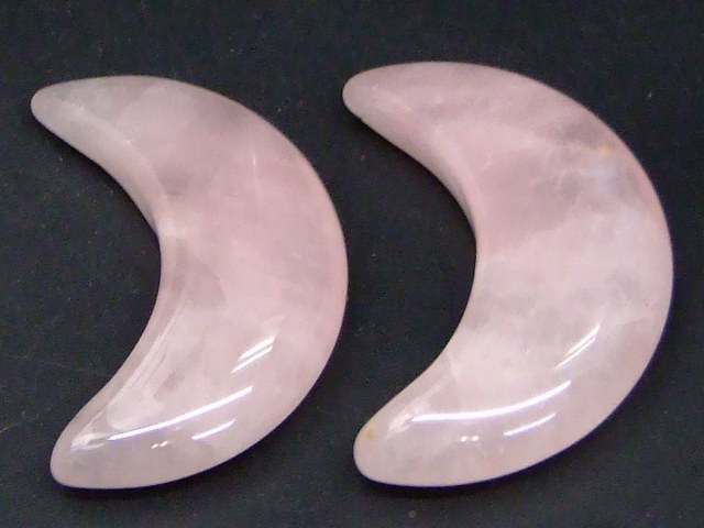 樂天商城 - 68946　　 ローズクォーツ A 30mm×20mm 2個セット 月型 紅水晶 穴なし ブラジル産 送料無料 天然石 パワーストーン